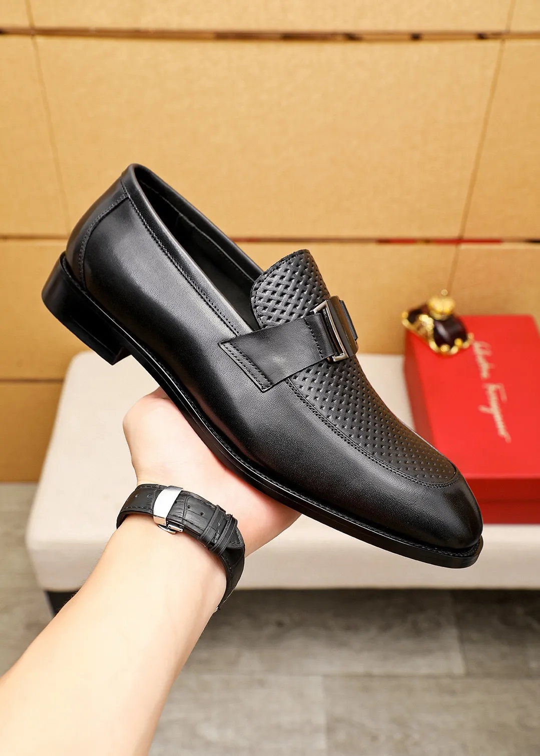 Men's shoes 💰460 💐 Product trademark: Ferragamo "Ferragamo" casual leather shoes Regular size: 38-44 (45.46🉑️customized) Product materials: Selected imported first-layer calfskin embossed upper + luxury hardware buckle, imported water-dyed cow leather lining. Strong three-dimensional visual effect, original rubber outsole Color: 1⃣️color optional